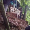 Sejumlah warga saat memperbaiki tebing yang longsor.